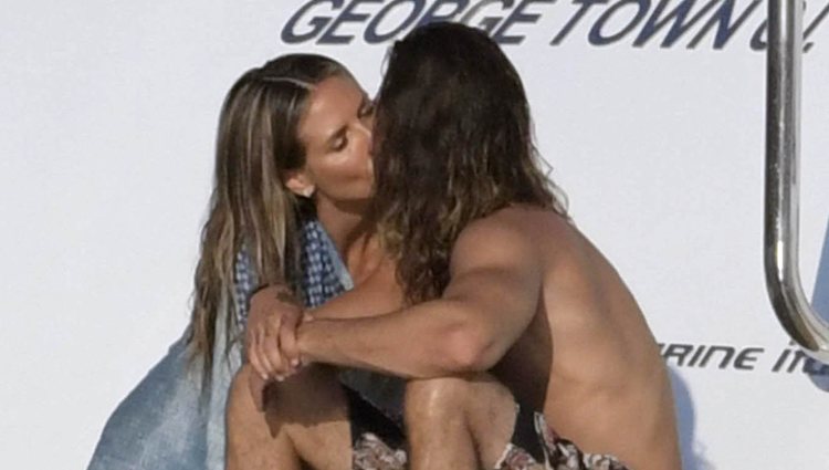 Heidi Klum y Tom Kaulitz besándose en un yate durante sus vacaciones en Italia