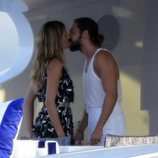 Heidi Klum y Tom Kaulitz besándose a bordo del yate en el que navegan por el Mediterráneo