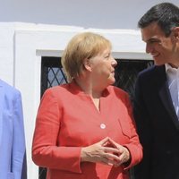 Pedro Sánchez y Angela Merkel se miran sonrientes durante la visita de la canciller al Palacio de los Guzmanes