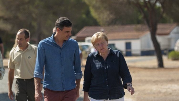 Pedro Sánchez y Angela Merkel pasean por el Parque Nacional de Doñana