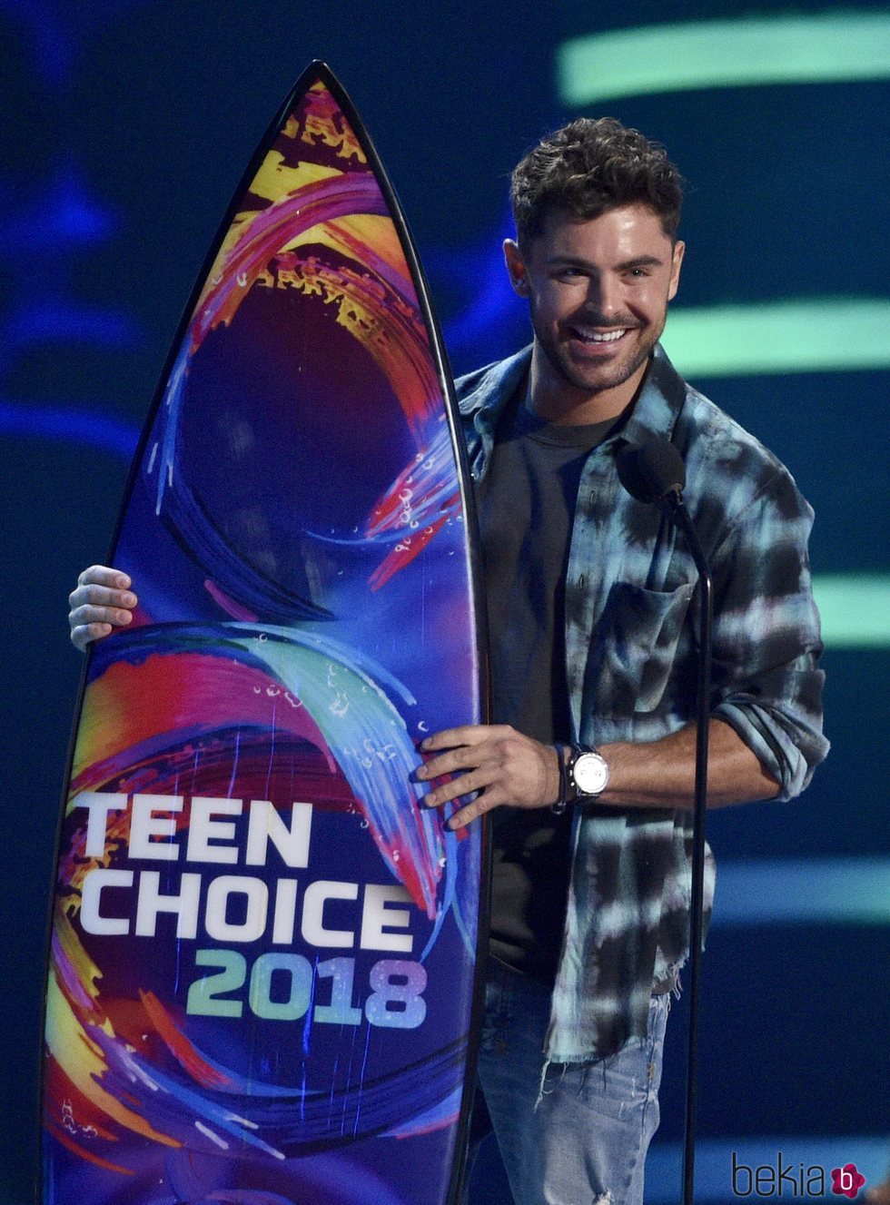 Zac Efron recogiendo su premio en la gala de los Teen Choice 2018