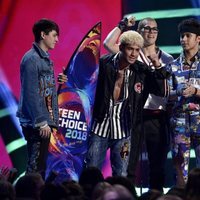 El grupo CNCO recogiendo su galardón en la gala de los Teen Choice 2018