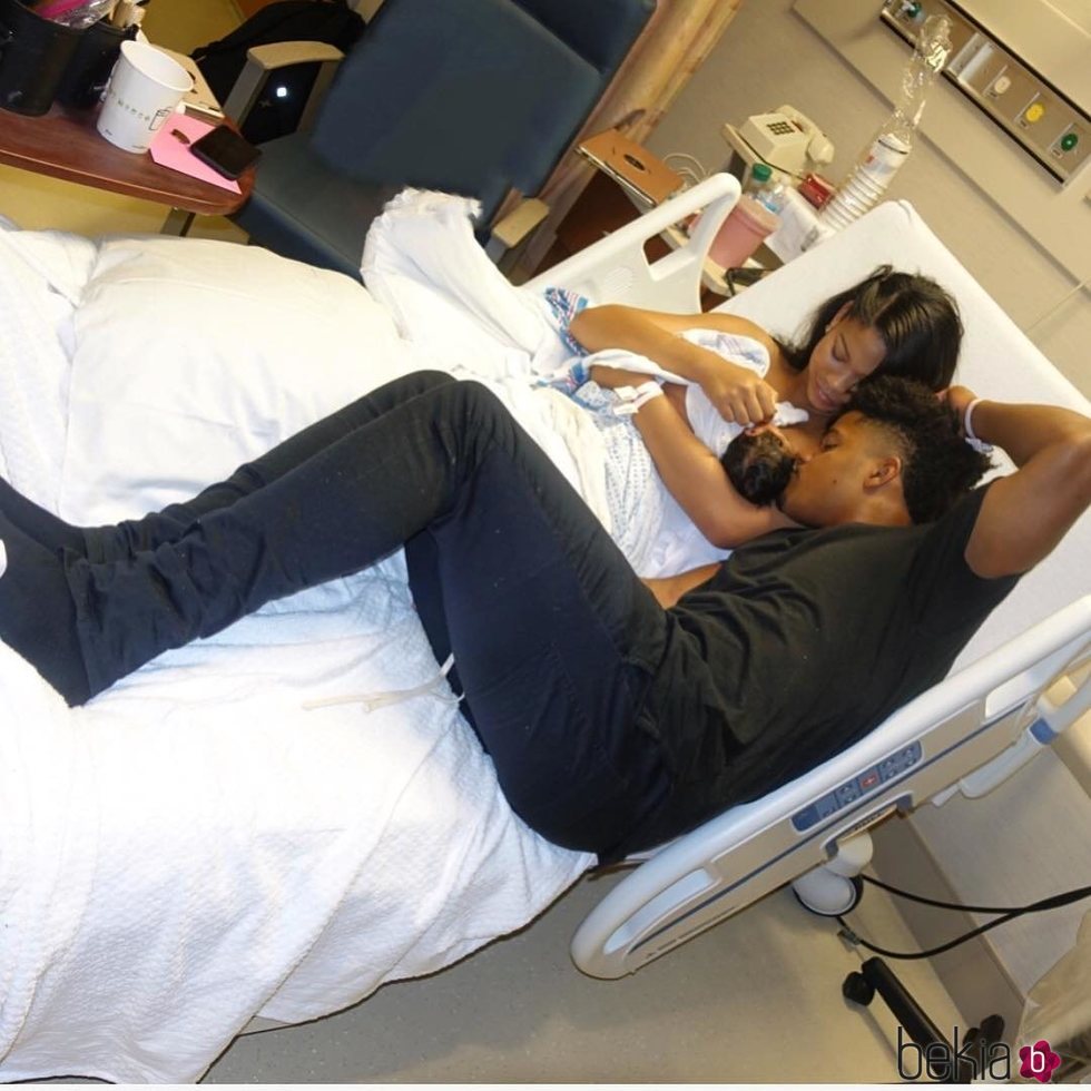 Chanel Iman y Sterling Shepard presentando a su hija Cali Clay en el hospital