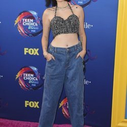 Noah Cyrus en la alfombra roja de los Teen Choice Awards 2018