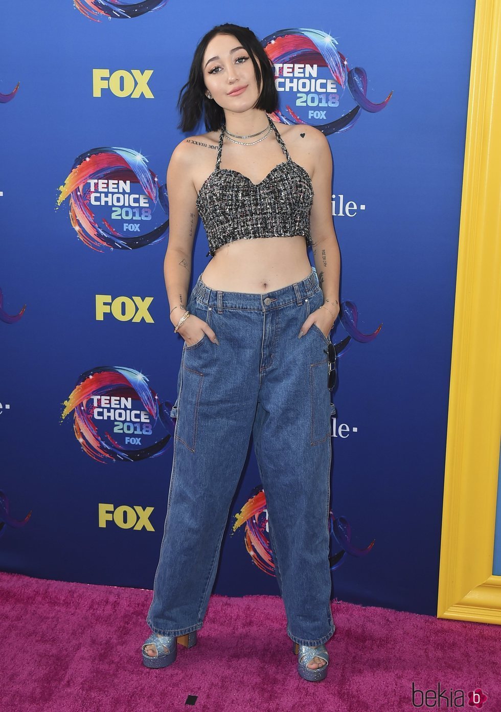 Noah Cyrus en la alfombra roja de los Teen Choice Awards 2018