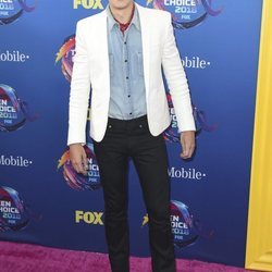 Cole Sprouse en la alfombra roja de los Teen Choice Awards 2018