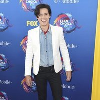Cole Sprouse en la alfombra roja de los Teen Choice Awards 2018