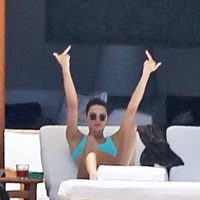 Kendall Jenner haciendo una peineta durante sus vacaciones en México