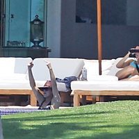 Kendall Jenner y Khloe Kardashian haciendo una peineta durante sus vacaciones en México