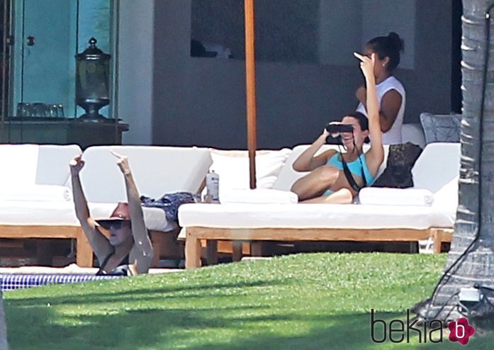 Kendall Jenner y Khloe Kardashian haciendo una peineta durante sus vacaciones en México