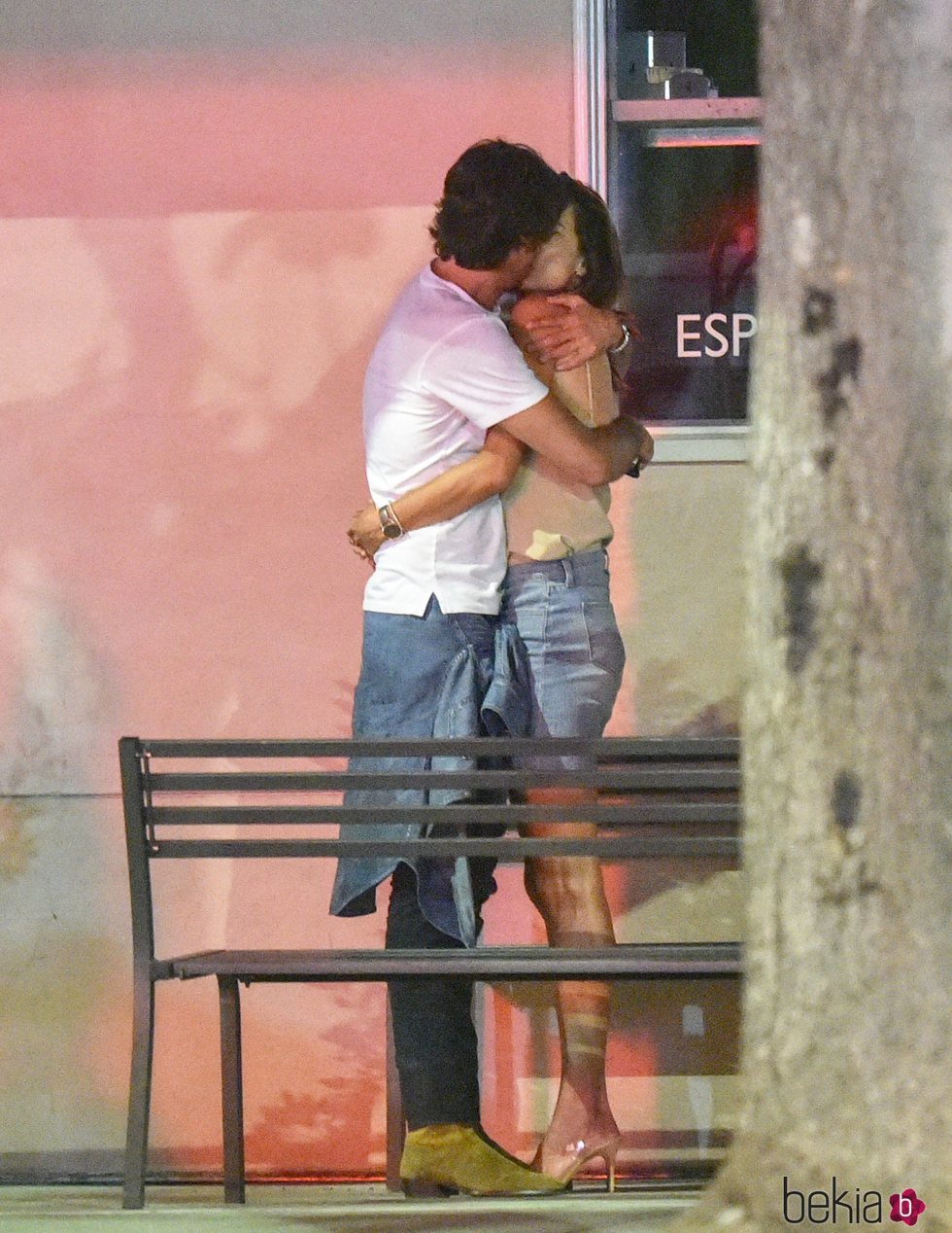 Alessandra Ambrosio con Nicolo Oddi besándose en Los Ángeles 2018