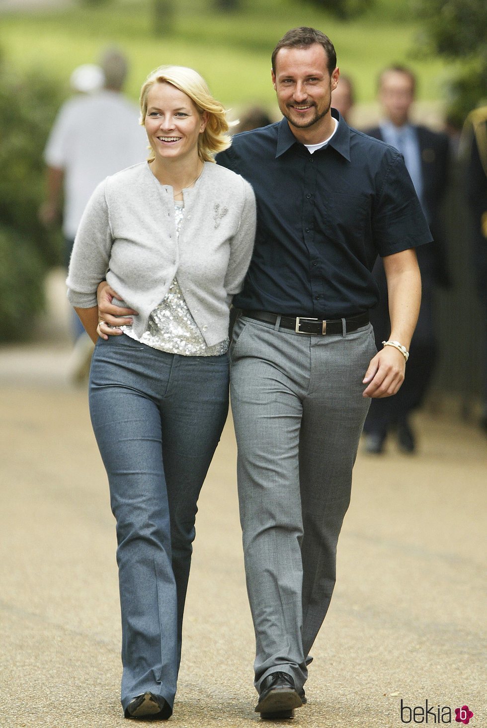 Mette-Marit de Noruega y el Príncipe Haakon  paseando por Londres en 2002