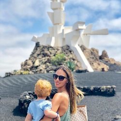 Helen Lindes con su hijo Alan en el Monumento al campesino de Lanzarote