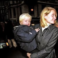 Mette-Marit de Noruega paseando con su hijo, Marius Borg antes de su boda con el Príncipe Haakon