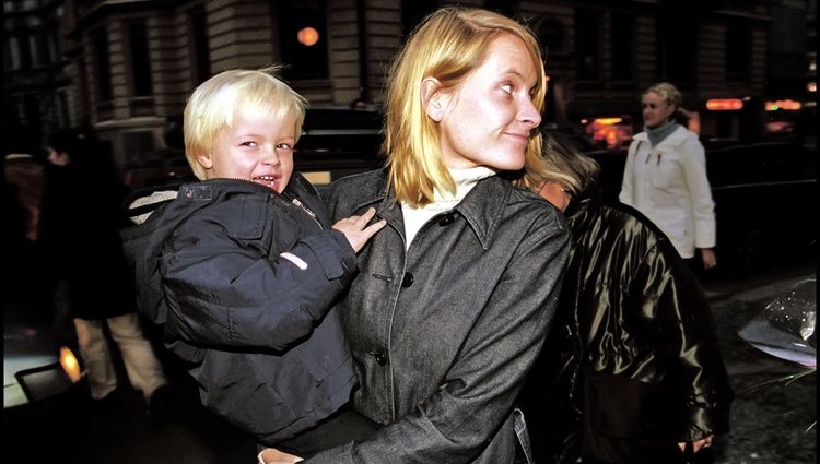 Mette-Marit de Noruega paseando con su hijo, Marius Borg antes de su boda con el Príncipe Haakon