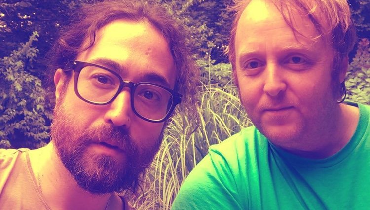 Sean Ono Lennon y James McCartney posan juntos