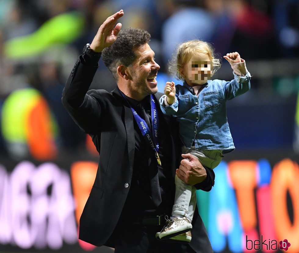 Diego Simeone clebrando la Supercopa 2018 con su hija Francesca