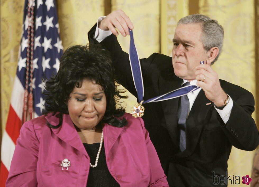Aretha Franklin recibiendo la Medalla Presidencial de la Libertad en 2005