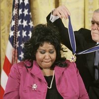 Aretha Franklin recibiendo la Medalla Presidencial de la Libertad en 2005