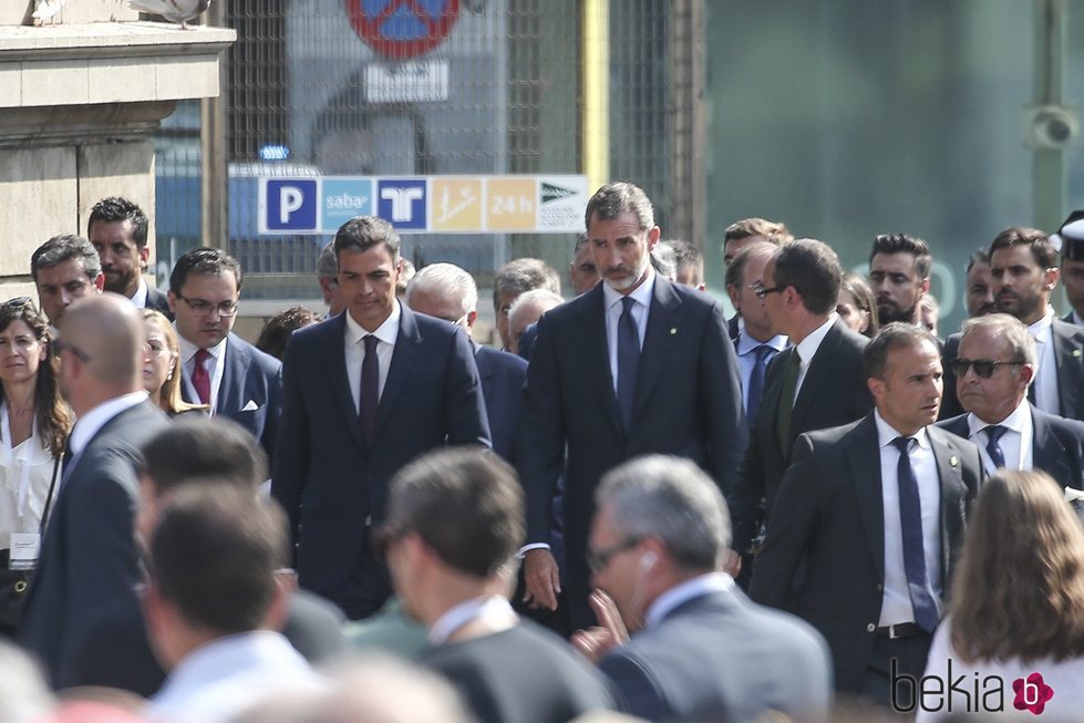 El Rey Felipe, Pedro Sánchez y Ana Pastor en los actos por el primer aniversario de los atentados de Barcelona y Cambrils