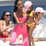 Kim Kardashian con su hija North West en un yate de vacaciones en Miami