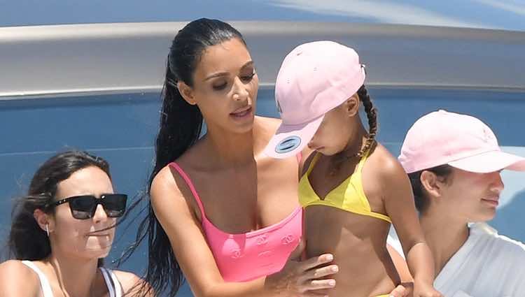 Kim Kardashian con su hija North West en un yate de vacaciones en Miami
