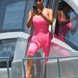 Kim Kardashian de vacaciones en un yate en Miami