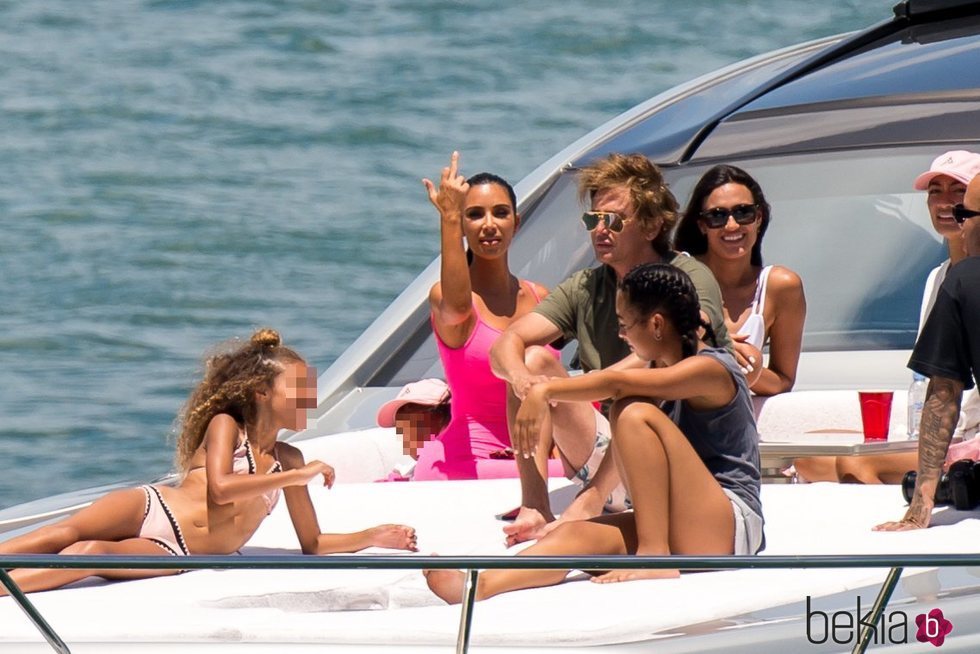 Kim Kardashian haciendo una peineta desde un yate en Miami