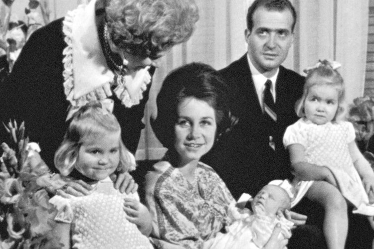 El Rey Felipe en su presentación al nacer junto a los Reyes Juan Carlos y Sofía y las Infantas Elena y Cristina