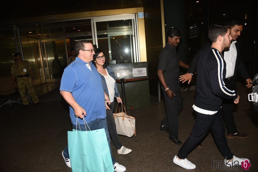 Nick Jonas y sus padres tras su llegada a la India