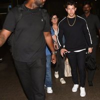 Nick Jonas y su madre tras su llegada a la India
