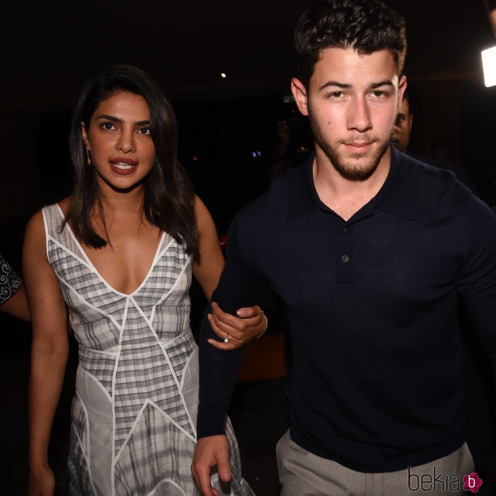 Priyanka Chopra agarra el brazo de Nick Jonas mientras caminan