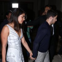Priyanka Chopra y Nick Jonas se dan la mano mientras caminan