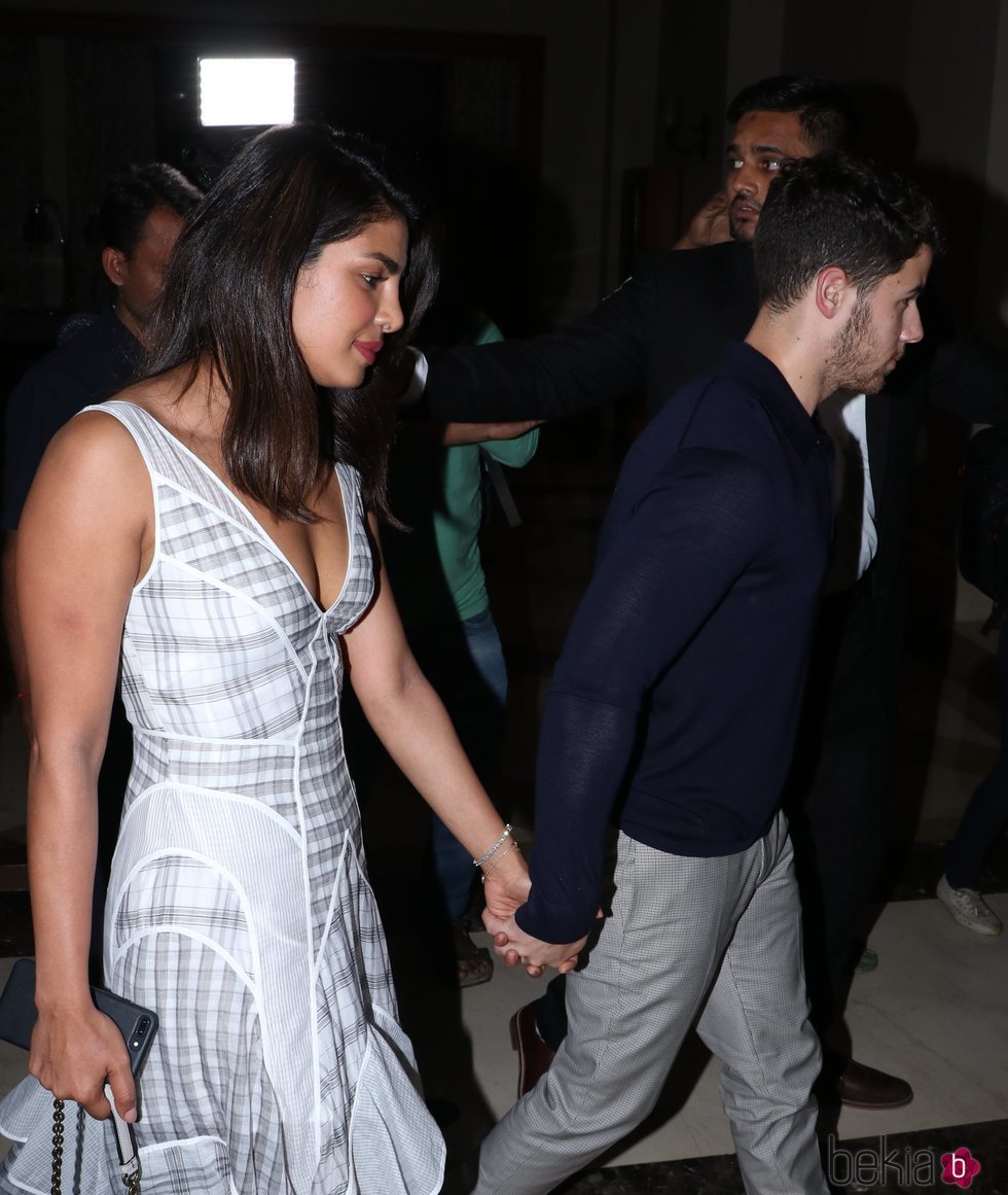 Priyanka Chopra y Nick Jonas se dan la mano mientras caminan
