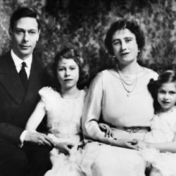 Los Reyes Jorge VI e Isabel de Reino Unido junto a sus hijas, las Princesas Isabel y Margarita