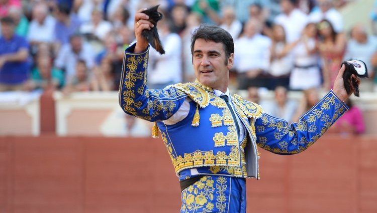 Jesulín de Ubrique con las dos orejas de su primer toro en la plaza de toros de Cuenca