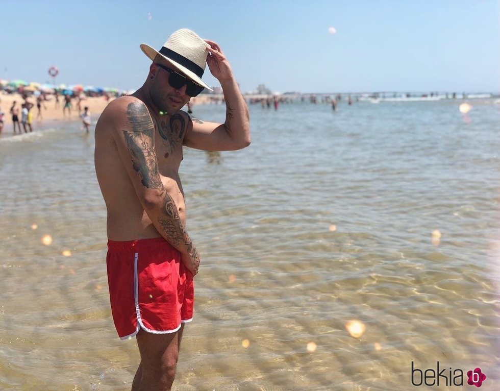 Kiko Rivera luciendo su nuevo cuerpo en la playa