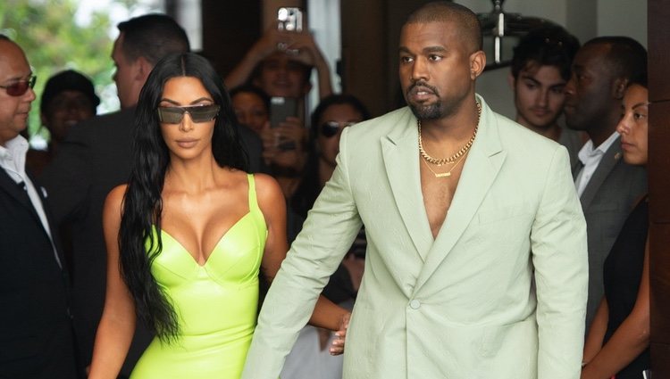 Kim Kardashian y Kanye West acudiendo a la boda de 2 Chainz en Miami