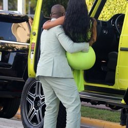 Kanye West ayudando a bajar a Kim Kardashian del coche en Miami