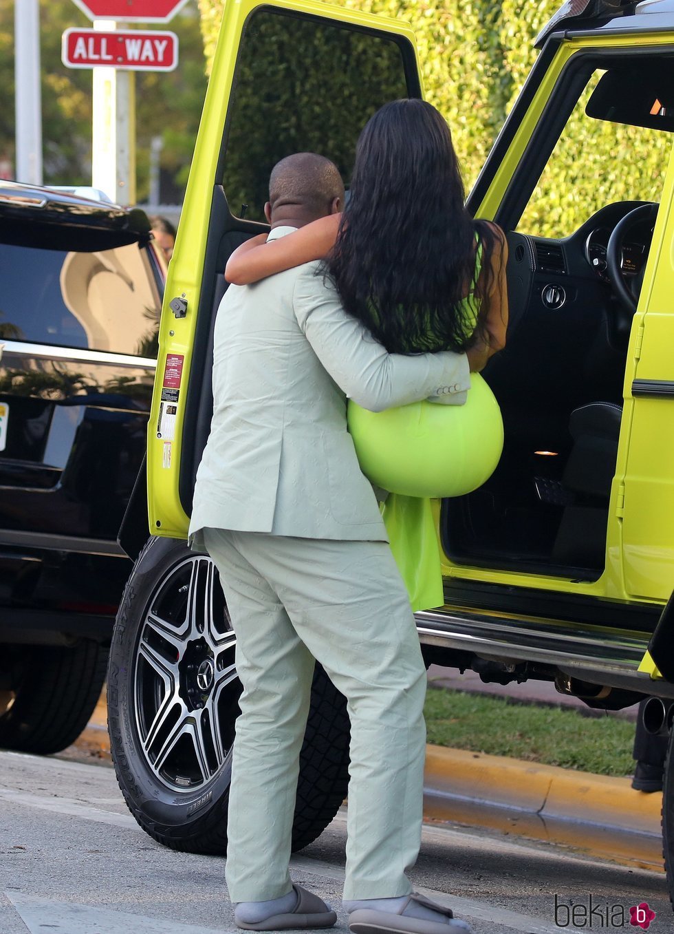 Kanye West ayudando a bajar a Kim Kardashian del coche en Miami