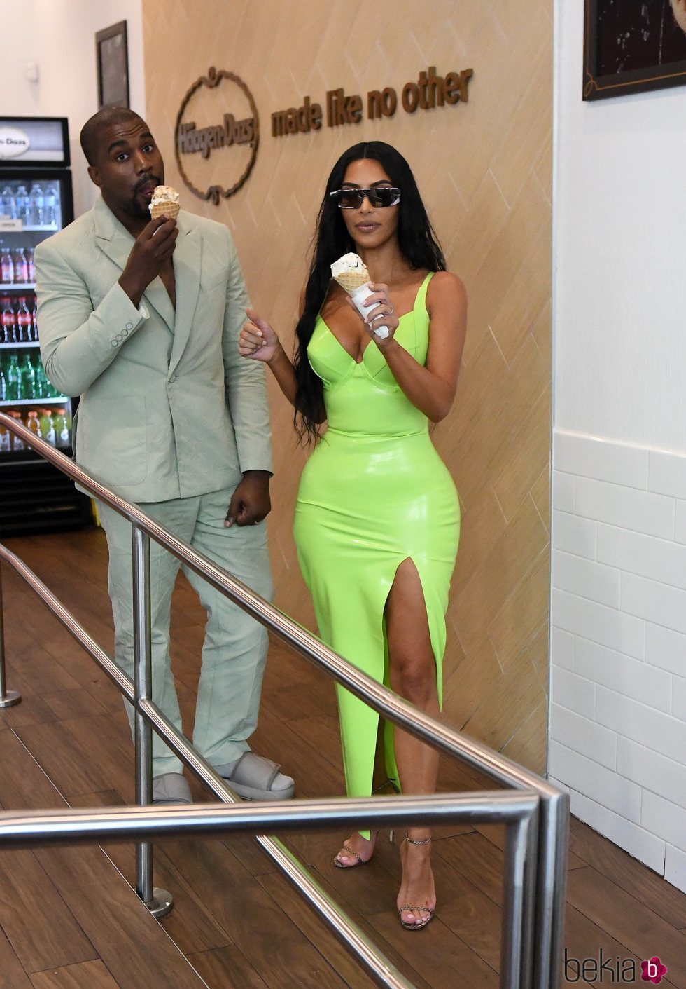 Kim Kardashian y Kanye West comiendo un helado en Miami