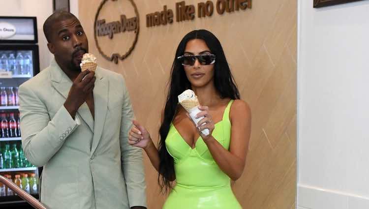 Kim Kardashian y Kanye West comiendo un helado en Miami