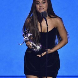 Ariana Grande recogiendo el premio en los MVAs 2018
