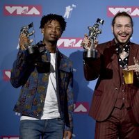 21 Savage y Post Malone con su premio en los VMAs 2018