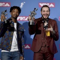 21 Savage y Post Malone con su premio en los VMAs 2018