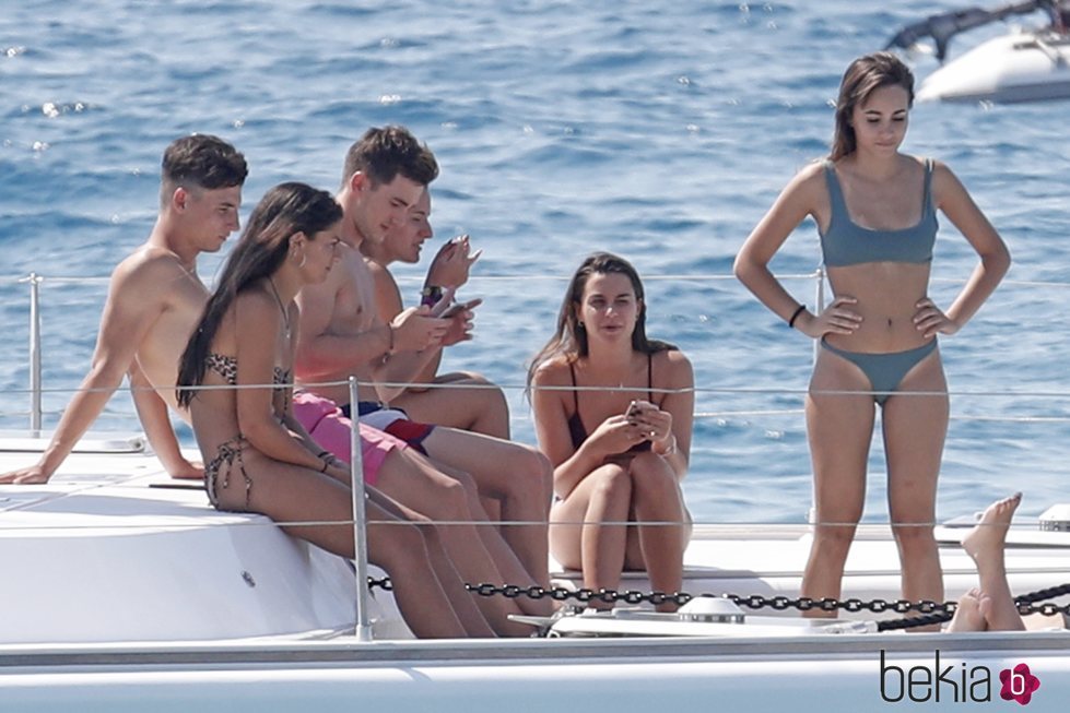 Aitana Ocaña junto a unos amigos disfrutan de un día en Ibiza