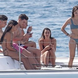 Aitana Ocaña junto a unos amigos disfrutan de un día en Ibiza
