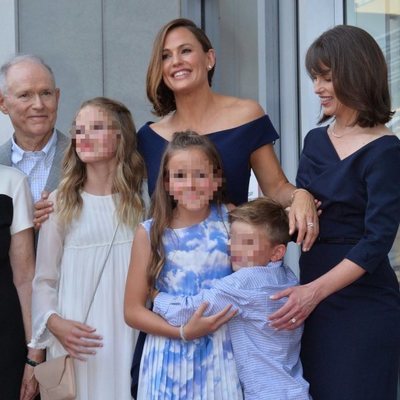 Jennifer Garner junto con su familia recibe la estrella en el Paseo de la Fama de Hollywood