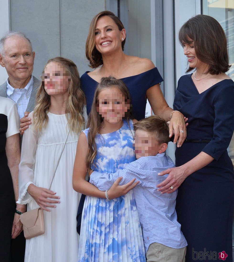 Jennifer Garner junto con su familia recibe la estrella en el Paseo de la Fama de Hollywood