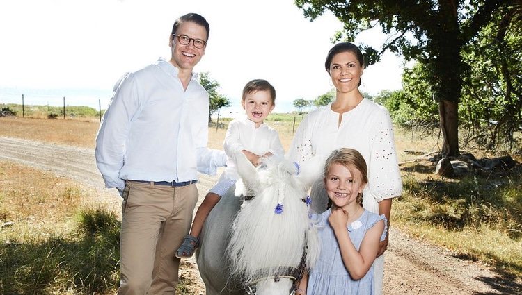 El Príncipe Oscar, muy espontáneo sobre un poni, posa junto a sus padres y su hermana